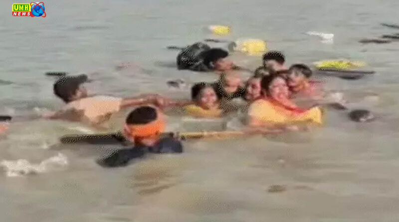 देवरिया : 12 श्रद्धालुओं से भरी नाव सरयू में पलटी, रस्सी से बांधकर निकाला