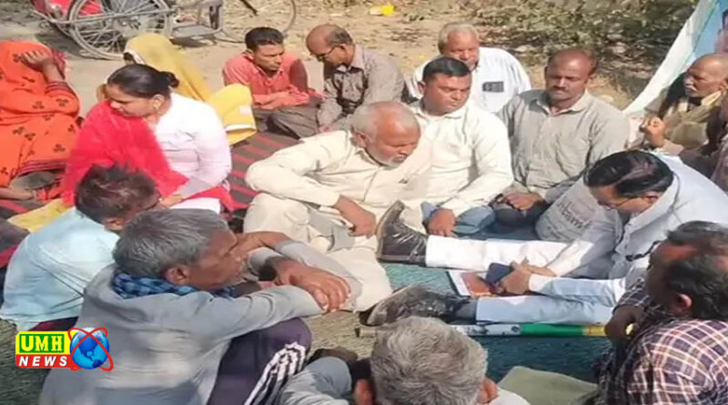एटा : CMO कार्यालय पर भ्रष्टाचार का आरोप, दिव्यांगों का धरना