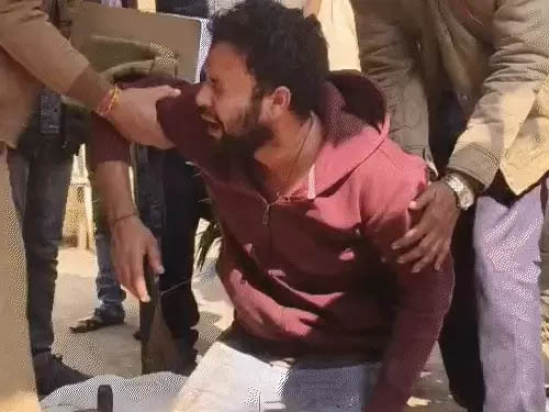 कानपुर में स्लीपर बस पलटी, बच्चे का सिर कटा