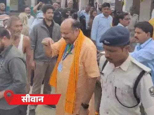 सीवान में BJP कैंडिडेट ने बुर्का हटाने को कहा, हंगामा, 3 बजे तक 53.77% वोटिंग