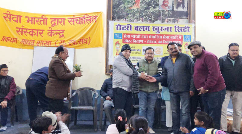 संस्कार केंद्र के बच्चों को रोटरी क्लब के सहयोग से स्वेटर वितरित किए