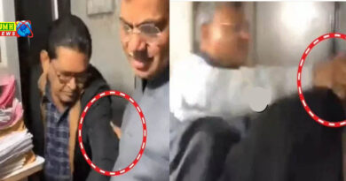 सहारनपुर : मेयर ने क्लर्क की गर्दन पकड़कर घसीटा