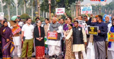 SIR पर ‘हल्ला बोल’! राहुल-सोनिया का संसद के बाहर पोस्टर वाला विरोध प्रदर्शन