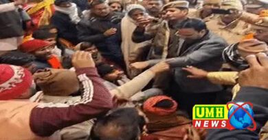प्रयागराज : SDM के पैरों में गिरा साधु, बोले- जमीन दो या फिर जेल भेज दो