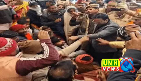 प्रयागराज : SDM के पैरों में गिरा साधु, बोले- जमीन दो या फिर जेल भेज दो