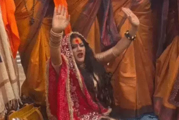 प्रयागराज में झूमकर नाचीं किन्नर अखाड़े की साध्वियां