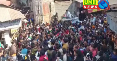 वृंदावन में उमड़ी भक्तों की भीड़, बांके बिहारी जाने वाला रास्ता जाम