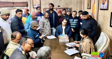 रविवार को लगने वाले बाजार के विरोध में खुर्जा विधायक को दिया व्यापारियों ने ज्ञापन