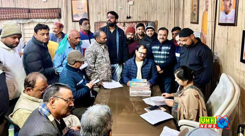 रविवार को लगने वाले बाजार के विरोध में खुर्जा विधायक को दिया व्यापारियों ने ज्ञापन