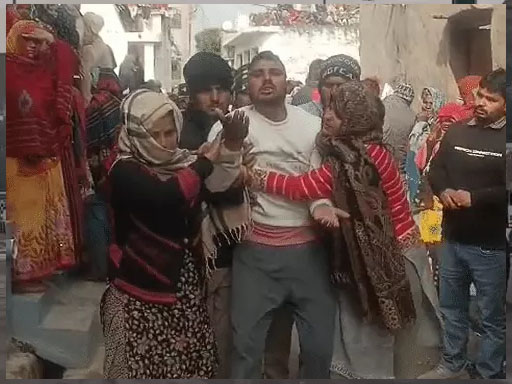 अलीगढ़ : फौजी बेटे का शव देखकर मां बेहोश, पिता जमीन पर गिर पड़े