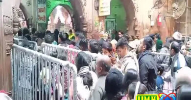 बांके बिहारी मंदिर में व्यवस्थित होंगे दर्शन, मंदिर में लगाई जा रही रेलिंग