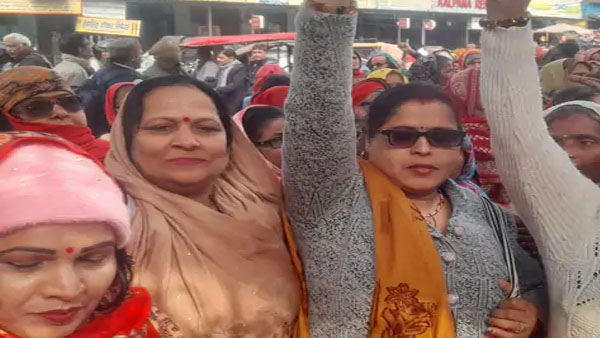 बुलंदशहर : आंगनबाड़ी कार्यकत्रियों का प्रदर्शन