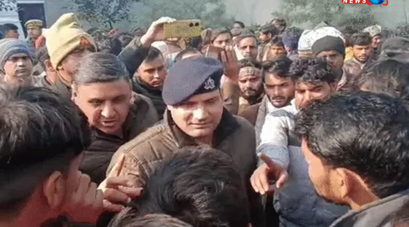 बदायूं में केबिन में मिले तीन युवकों के शव, फैक्ट्री सील