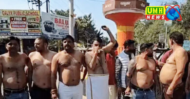 यूपी में 'घूसखोर पंडत' के खिलाफ ब्राह्मणों का अर्धनग्न प्रदर्शन