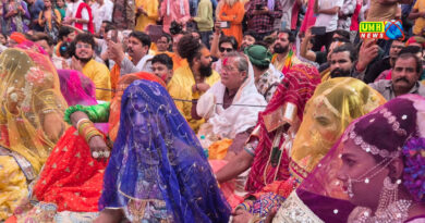 बरसाना : सखियां दुल्हन की तरह सजी, झूमते हुए मना रहीं रंगोत्सव; श्रीजी मंदिर में आज लड्डूमार होली