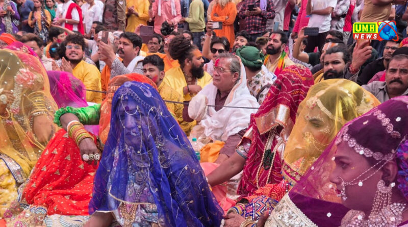 बरसाना : सखियां दुल्हन की तरह सजी, झूमते हुए मना रहीं रंगोत्सव; श्रीजी मंदिर में आज लड्डूमार होली