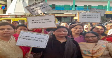 बुलंदशहर : शिक्षकों ने पैदल मार्च कर TET अनिवार्यता समाप्त करने की मांग, किया प्रदर्शन