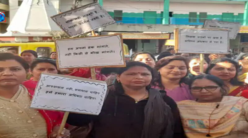 बुलंदशहर : शिक्षकों ने पैदल मार्च कर TET अनिवार्यता समाप्त करने की मांग, किया प्रदर्शन