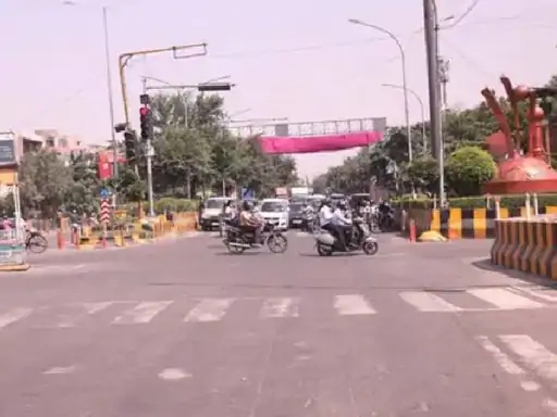 नोएडा में 500 करोड़ से सड़कों की होगी रिसरफेसिंग, गढ्ढा मुक्त