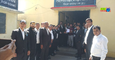 एडवोकेट प्रोटेक्शन एक्ट की मांग को लेकर अधिवक्ताओं का प्रदर्शन