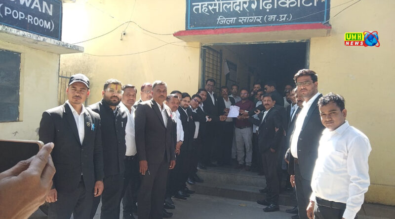 एडवोकेट प्रोटेक्शन एक्ट की मांग को लेकर अधिवक्ताओं का प्रदर्शन