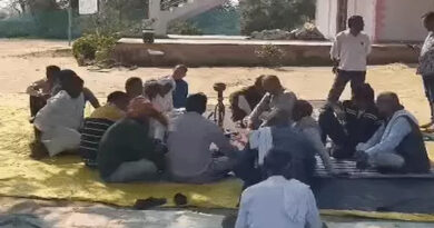 गाजियाबाद : डंपिंग ग्राउंड को लेकर हुए बवाल के बाद किसान धरने पर बैठ गए