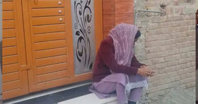 मुरादाबाद  : BJP नेता के घर के बाहर धरने पर बैठी प्रेमिका