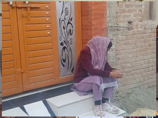 मुरादाबाद : BJP नेता के घर के बाहर धरने पर बैठी प्रेमिका