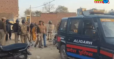 अलीगढ़ में होली पर फायरिंग-पथराव, दरोगा का सिर फटा