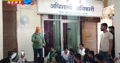 खुर्जा नगर पालिका में भ्रष्टाचार, पार्किंग व्यवस्था को लेकर किसानों ने घेरा