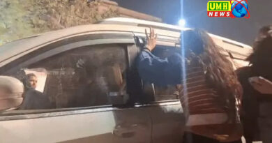 आगरा : युवतियों ने बीच सड़क पर कर दी मनचलों की पिटाई