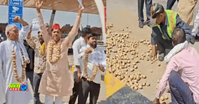 गले में आलू माला डाल, रोड पर फैला दिए, यमुना एक्सप्रेस-वे पर सपा का प्रदर्शन