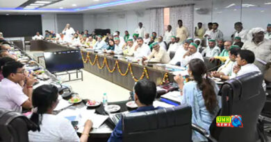 बागपत में प्राइवेट स्कूल-अस्पताल के बाहर रेट लिस्ट की मांग