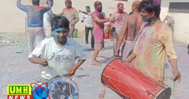 खुर्जा कोतवाली में  पुलिसकर्मियों ने  खेली होली