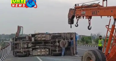 खुर्जा : एनएच-34 पर साइकिलों से लदा केंटर पलटा