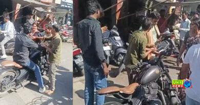 The woman beat the young man with slippers while he was running away after commenting.