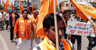 बुलंदशहर : शिवसेना कार्यकर्ताओं ने स्कूल ड्रेस और किताबों की बढ़ती कीमतों के विरोध में निकाला पैदल मार्च