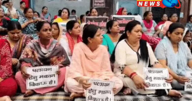 Meerut: Traders sitting on the streets with their families in the Central Market incident.