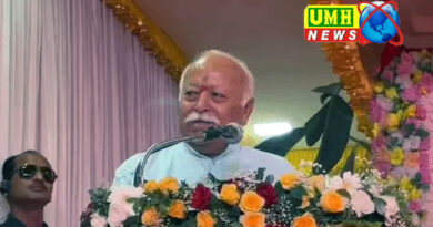 वृंदावन में मोहन भागवत ने संत के पैर छुए