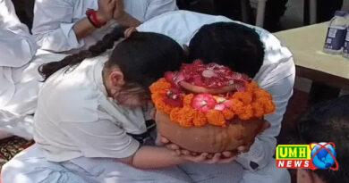 प्रतीक की अस्थियां गंगा में विसर्जित, अपर्णा फूट-फूटकर रोईं, छोटी बेटी ने निभाईं रस्में