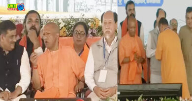 मिथुन चक्रवर्ती ने मंच पर योगी के पैर छूए, बंगाल सीएम को योगी ने भगवा गमछा ओढ़ाया